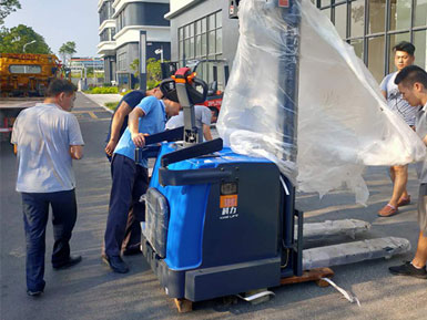 科力電動堆高車進(jìn)行裝卸、堆高、堆垛和短距離運輸作業(yè)