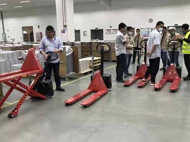 電動高升程搬運車交付使用，感謝廠家羅總親自跟客戶講解操作方法！