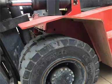 前進(jìn)實(shí)心輪胎825-15，6條實(shí)心輪胎已全部安裝到叉車上